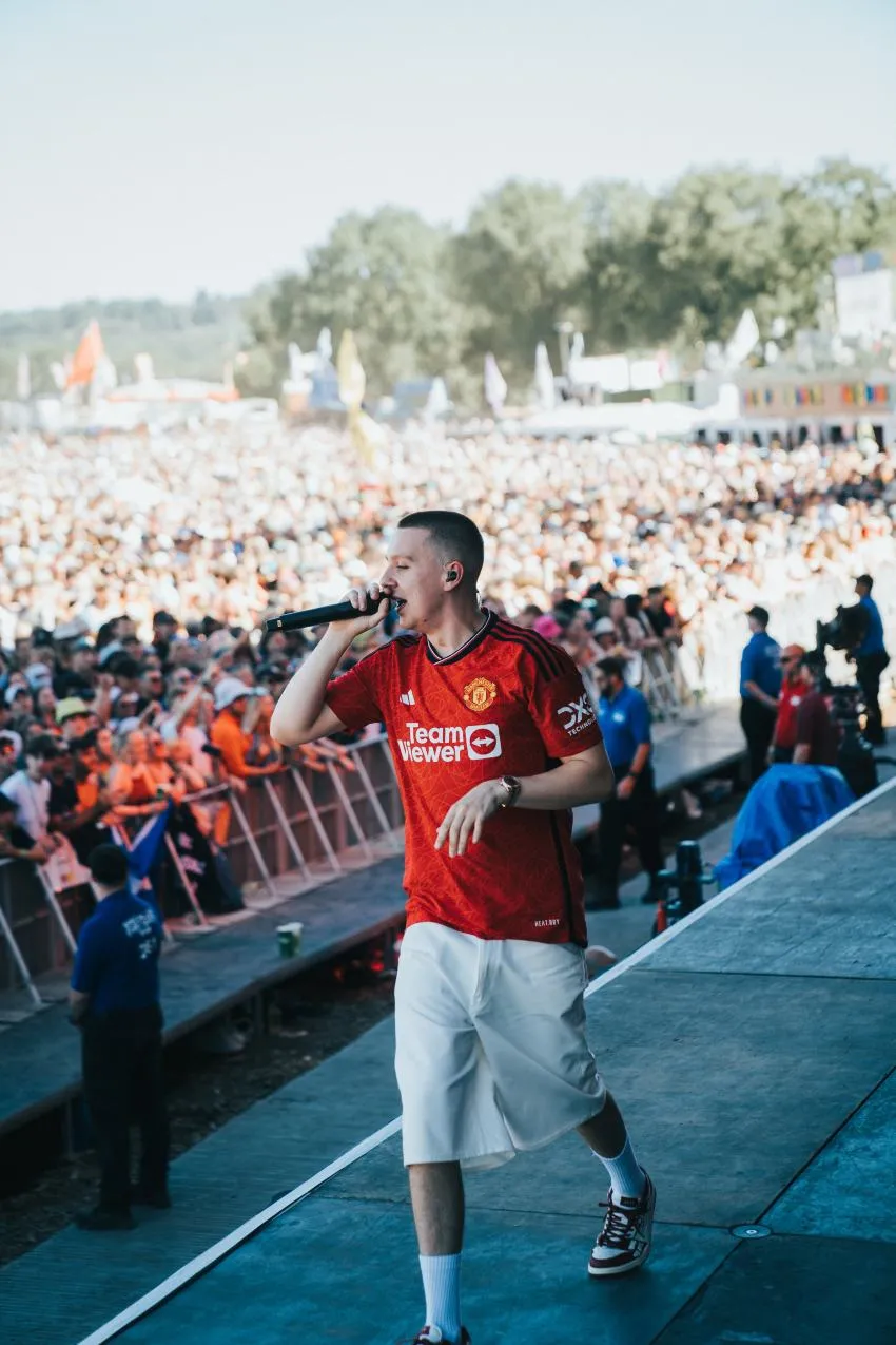 @brfootball Rapero inglés filtra la nueva playera del United