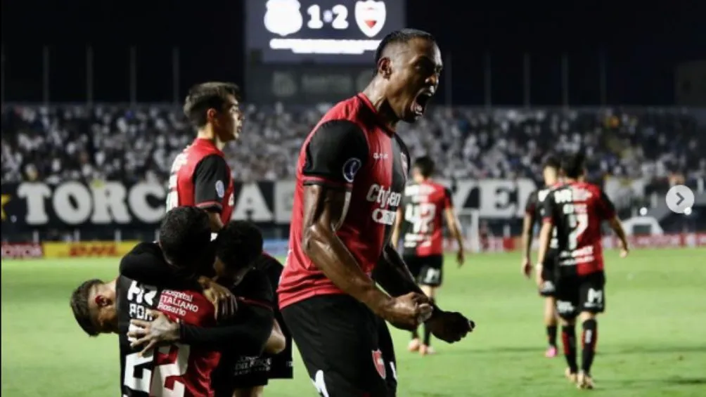 INSTAGRAM: @willerdita4 El colombiano celebra con Newell`s
