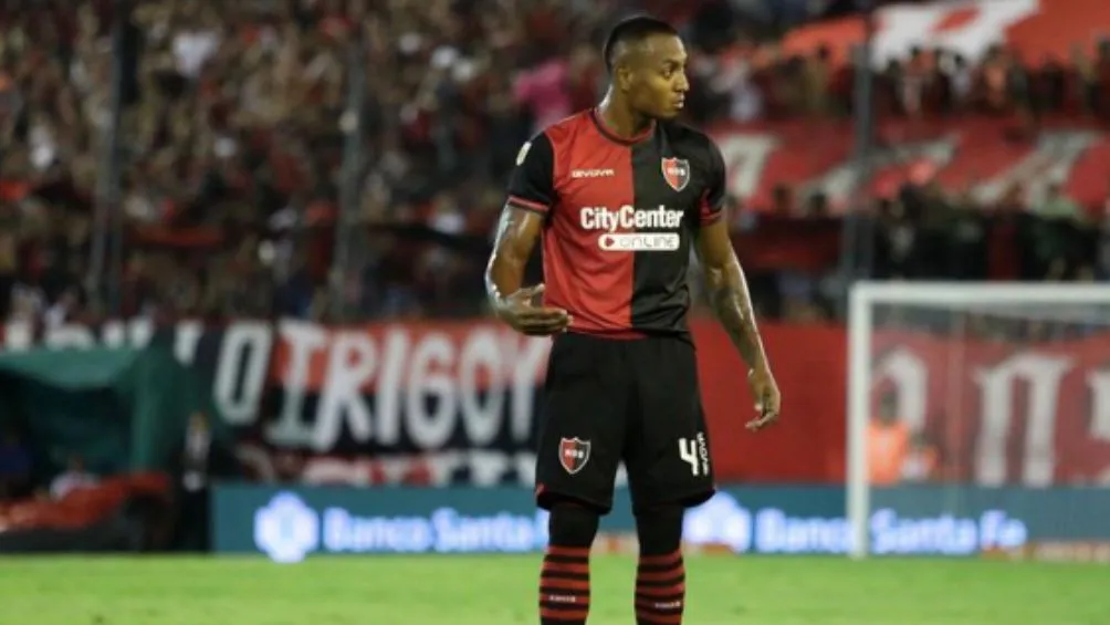 INSTAGRAM: @willerdita4 Ditta jugando con el cuadro rosarino