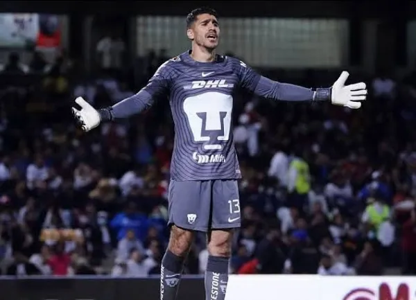 Gil Alcalá en un partido con Pumas