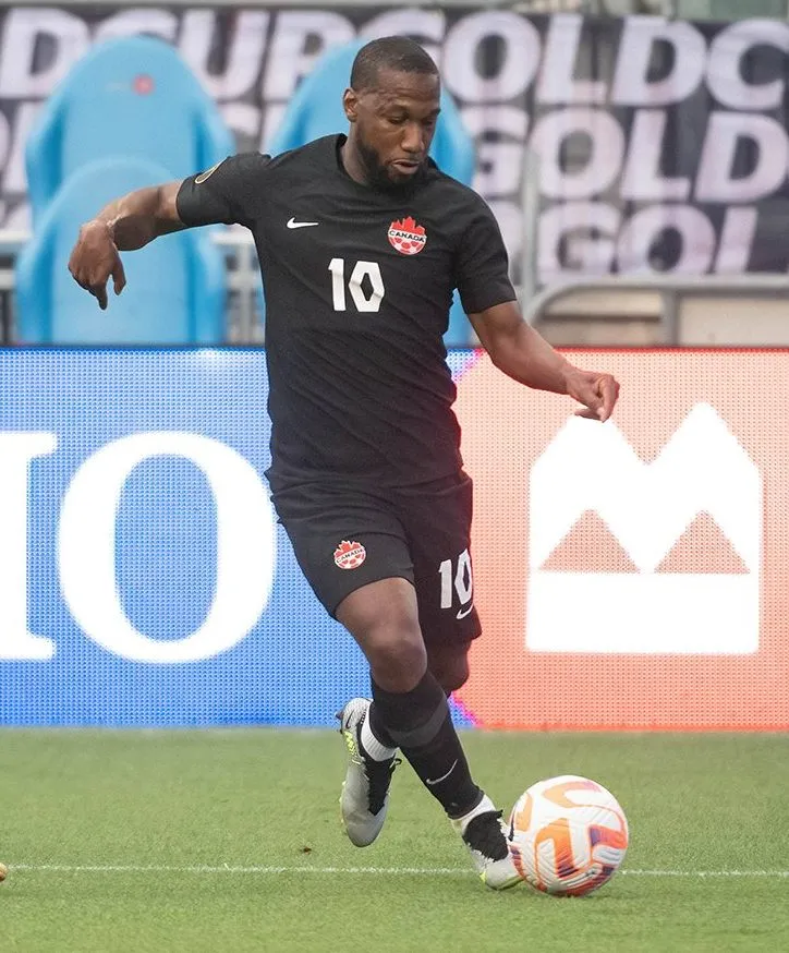 Junior Hoilett controlando el balón