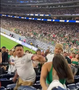 CAPTURA DE VIDEO Aficionados mexicanos peleándose en las gradas