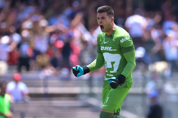 Julio González festeja un gol