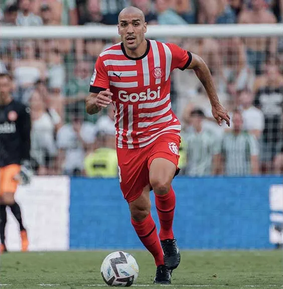 Oriol Romeu Romeu en un partido con Girona