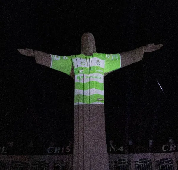 Proyección del nuevo uniforme en el Cristo de las Noas