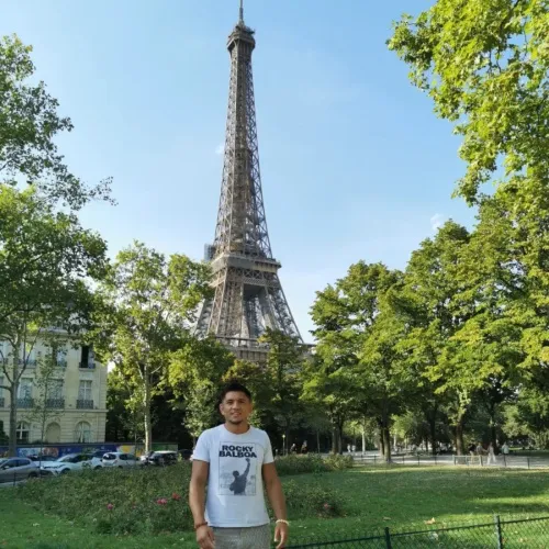 Enomoto junto a la Torre Eiffel