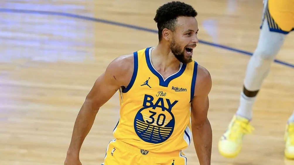 Steph en la duela de la Bahía con los Warriors