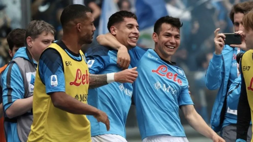 AP El mexicano celebrando un gol con el Napoli