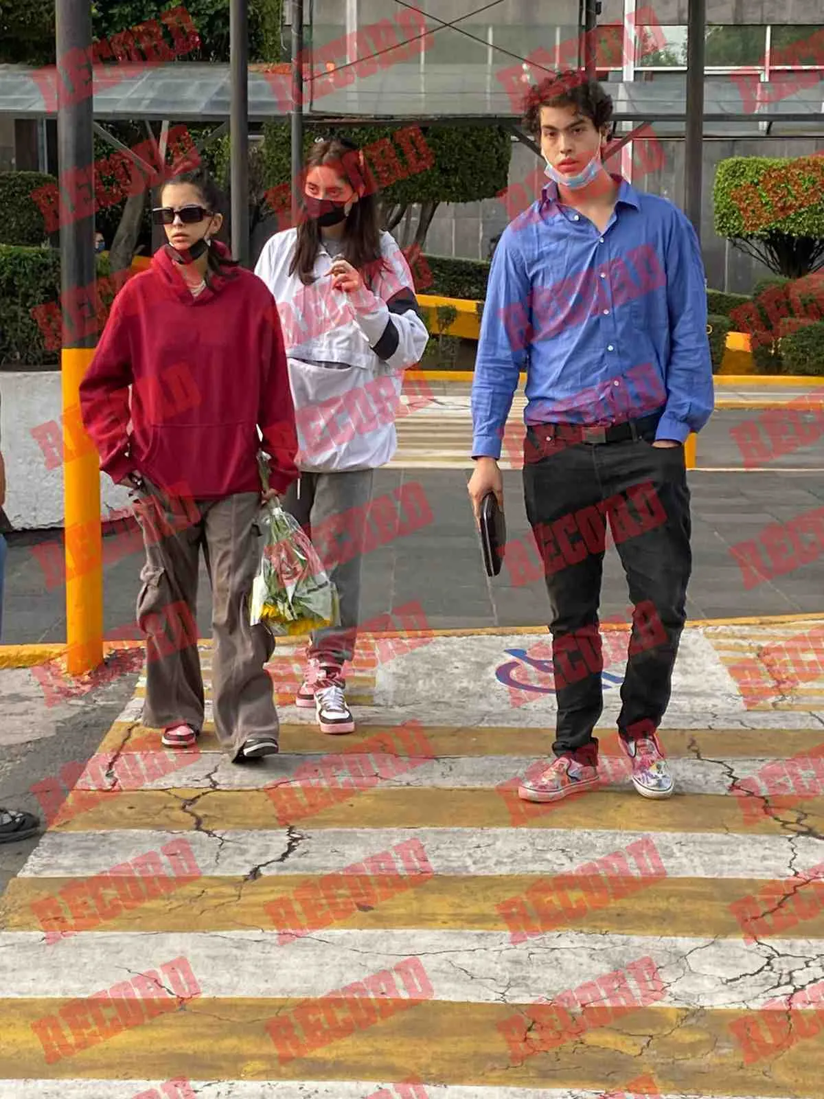 Paula y José Emilio a las afueras del Hospital Español.