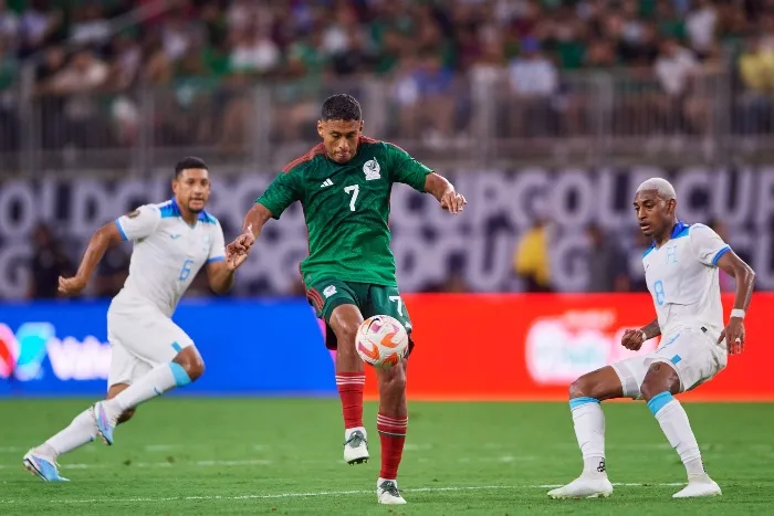 Luis Romo durante el partido ante Honduras