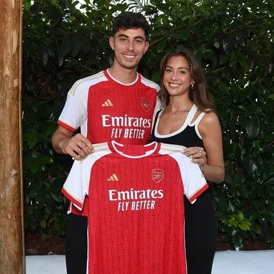 Havertz junto a su pareja con la playera del Arsenal