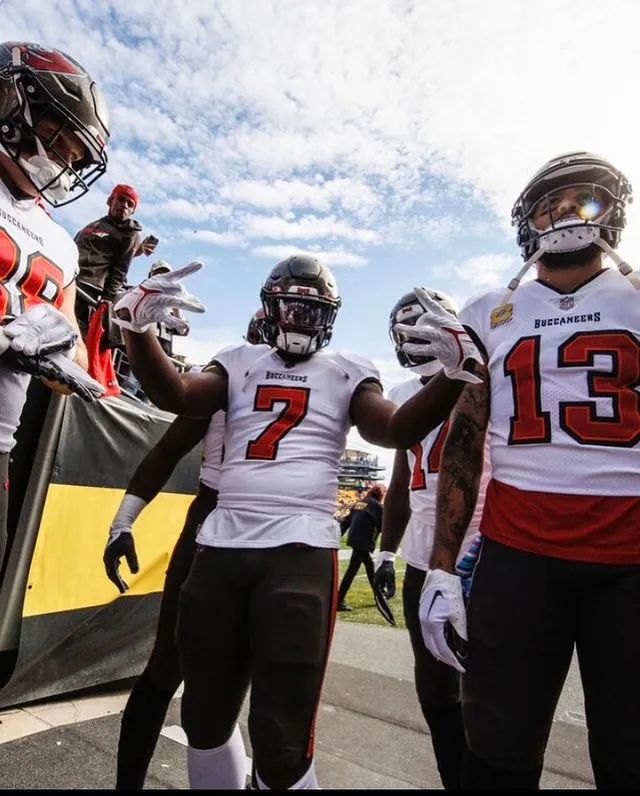 Fournette celebrando una anotación con Tampa Bay