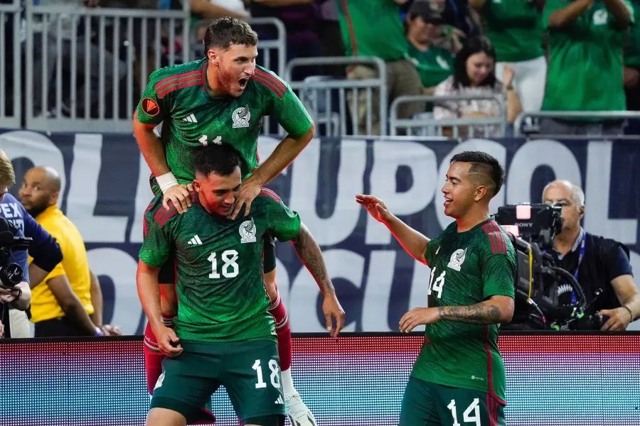 Santiago Giménez, Luis Chávez y Erick Sánchez