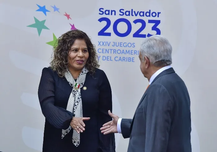 Alcalde con AMLO en la ceremonia de abanderación de la delegación mexicana para los Centroamericanos