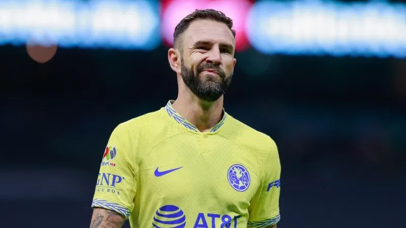 Layún vistiendo los colores del América