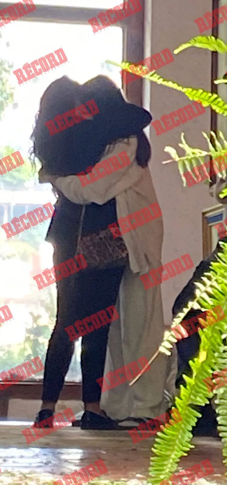 GINA SÁNCHEZ Y GUILLERMO GUEVARA María estuvo presente en la misa y al salir evitó a los reporteros.