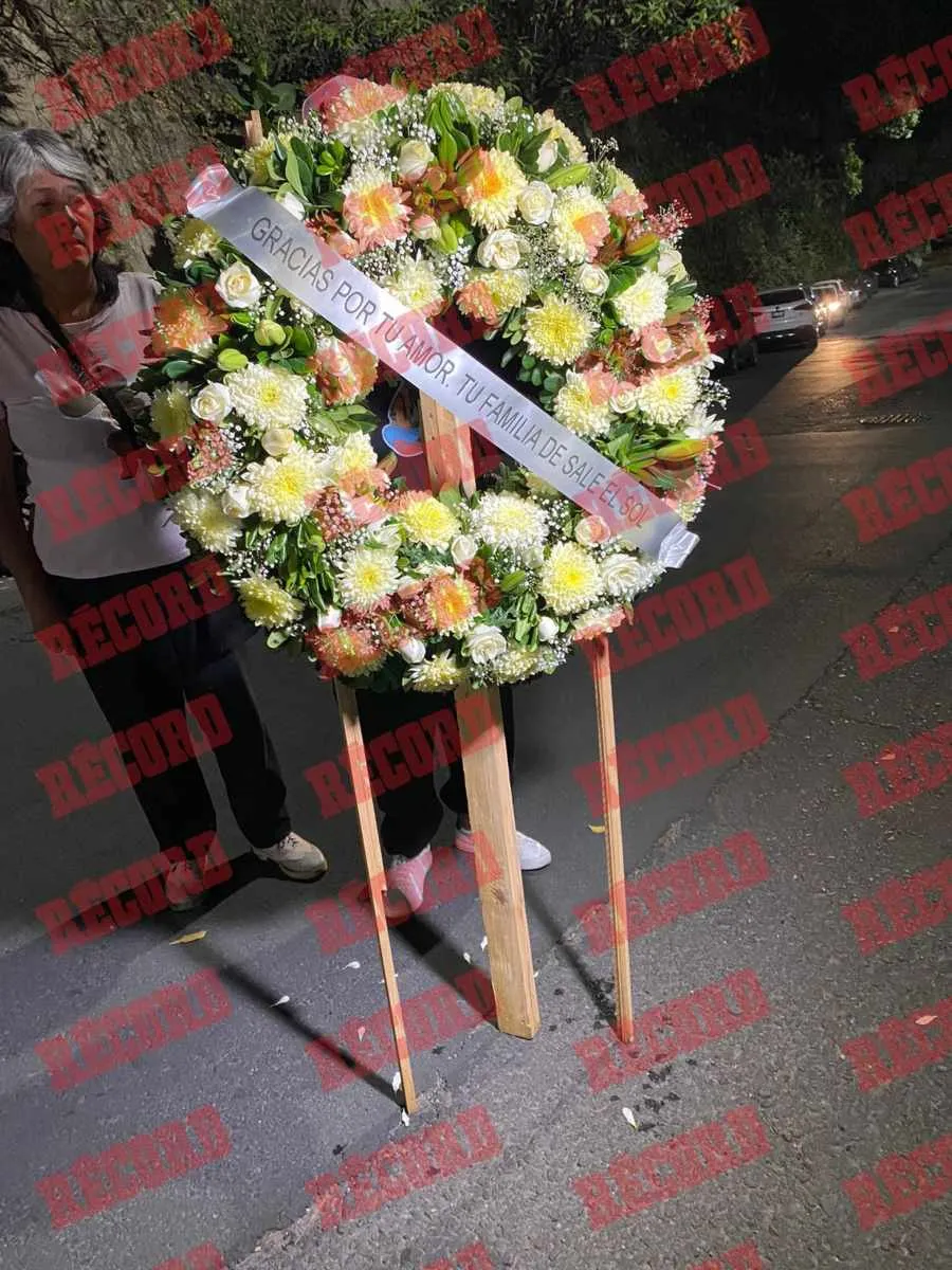 Corona de flores enviada por el equipo del matutino &quot;Sale el Sol&quot;, donde trabajó Talina.