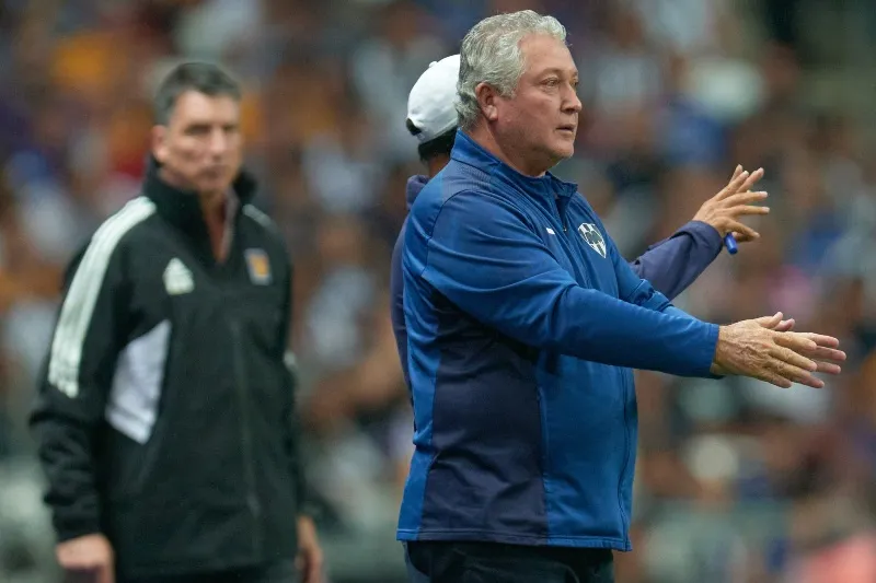 Vucetich dirigiendo al Monterrey en el Clausura 2023