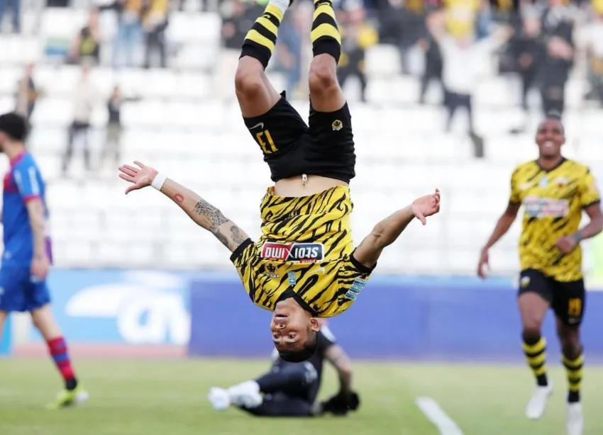 Pineda en celebración de gol