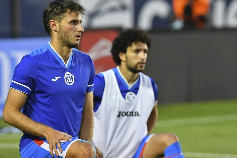 Santiago Giménez calentando con el Cruz Azul