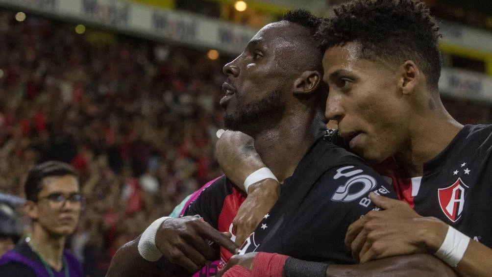 Julián Quiñones en partido con Atlas