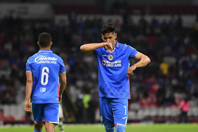 Antuna celebrando un gol con el Cruz Azul