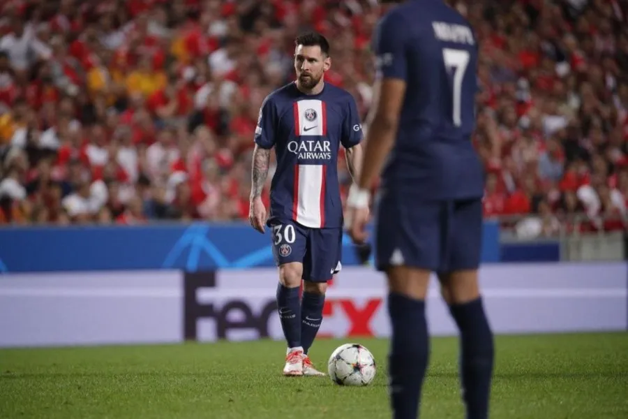 Leo Messi en el juego contra Benfica de Champions League
