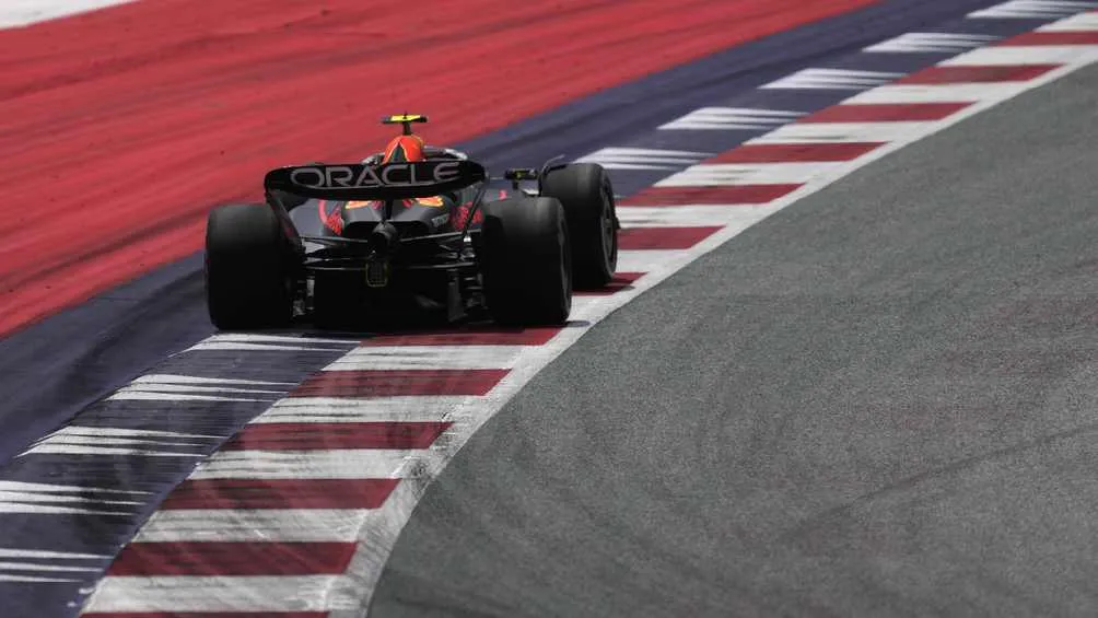 Checo excedió los límites de pista