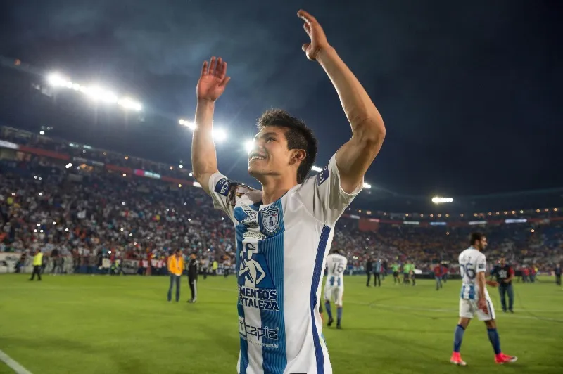 MEXSPORT Lozano celebrando con la afición del Pachuca