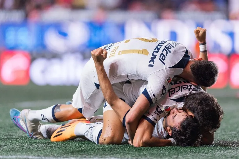 Dinenno celebrando con los Pumas