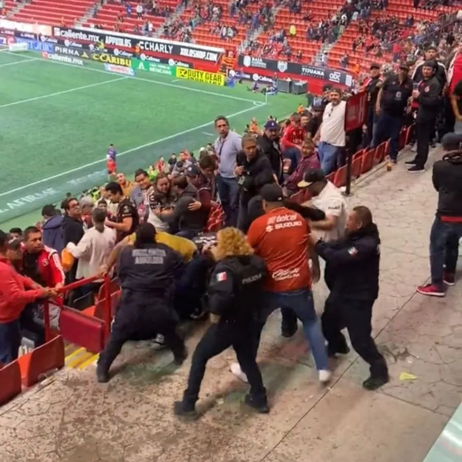 Aficionados de Pumas y Xolos en gresca