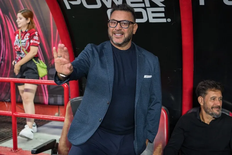 Mohamed dando instrucciones desde el banco