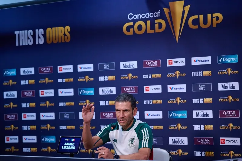 Lozano en conferencia de prensa con la Selección Mexicana