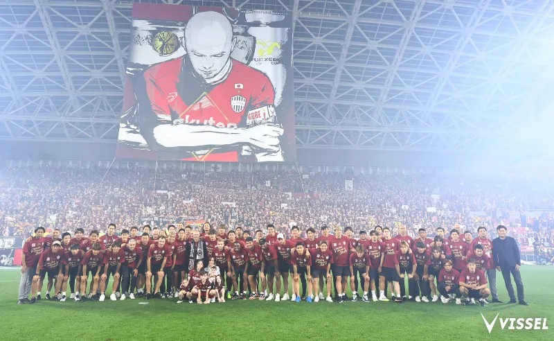 TWITTER @visselkobe Iniesta junto al equipo en su despedida