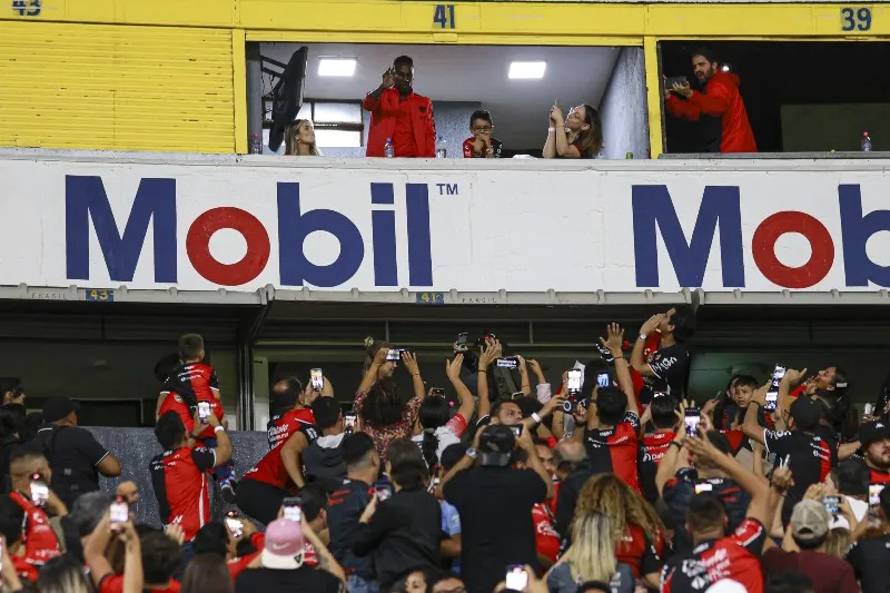 Quiñones siendo ovacionado por la afición del Atlas