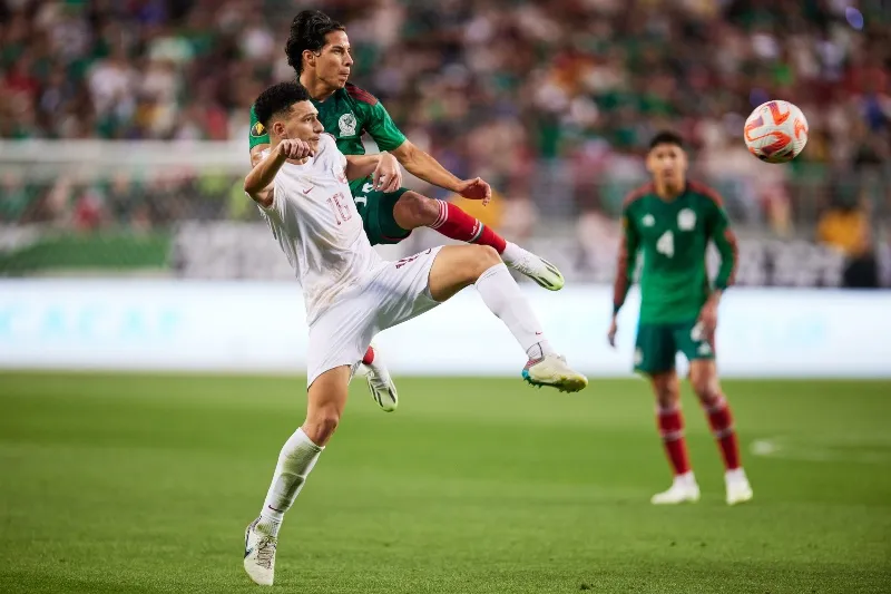 Lainez disputando el balón contra Qatar