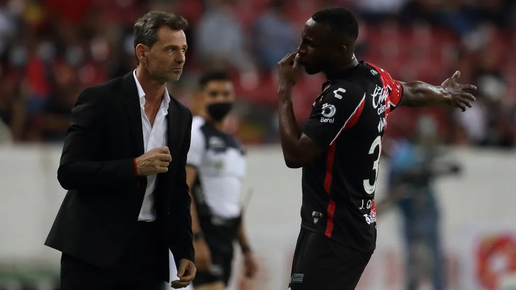 Julián Quiñones junto a Diego Cocca