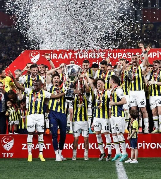 Güler y el Fenerbahçe levantando el título