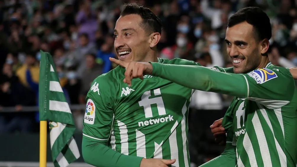Andrés Guardado celebra gol con el Betis
