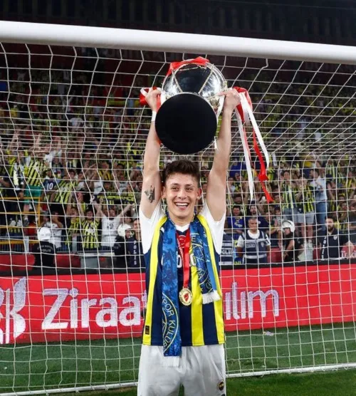 Arda Güler campeón con el Fenerbahçe