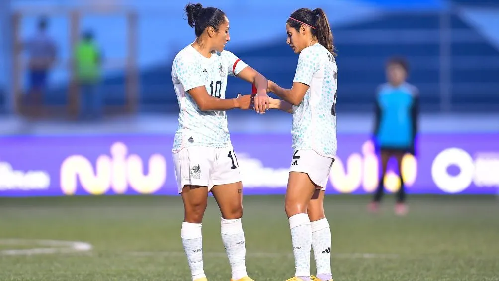 Kenti Robles dejando el gafete de capitana