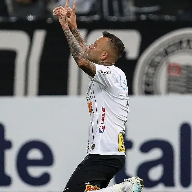 Luan festejando un gol