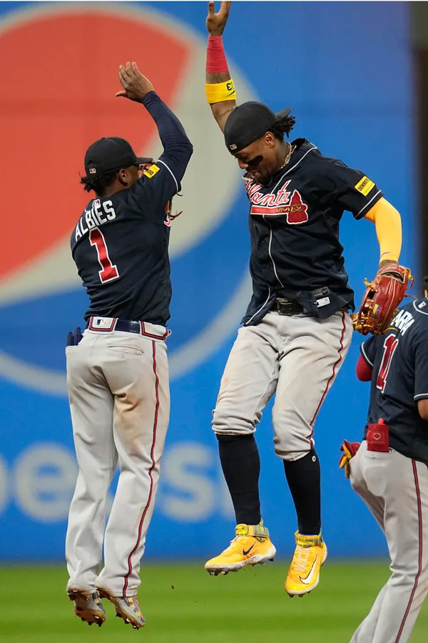 El jardinero venezolano celebra con Ozzie Albies