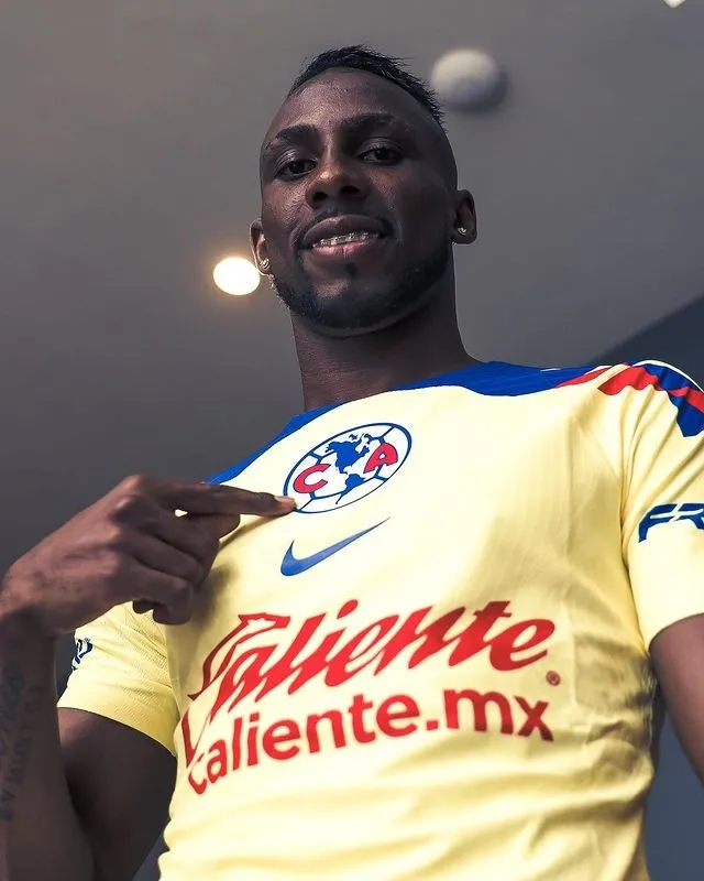 INSTAGRAM @clubamerica Julián vistiendo la playera del América