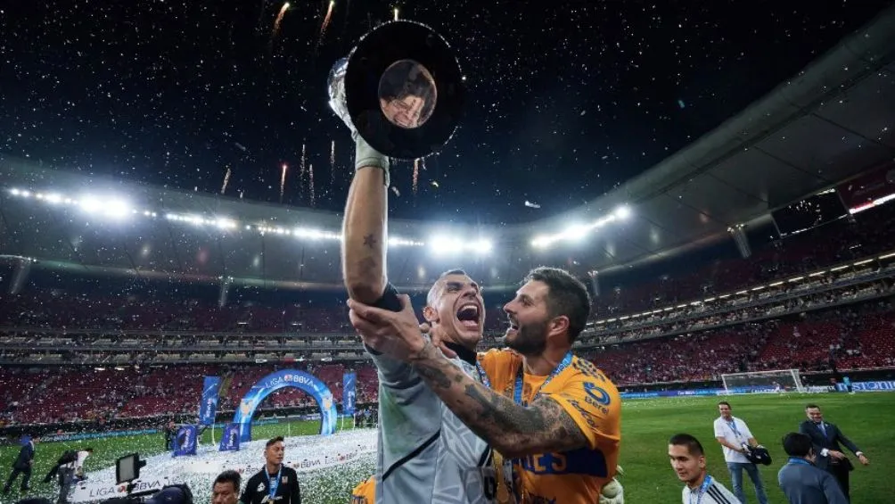 El arquero argentino celebrando el título con Gignac