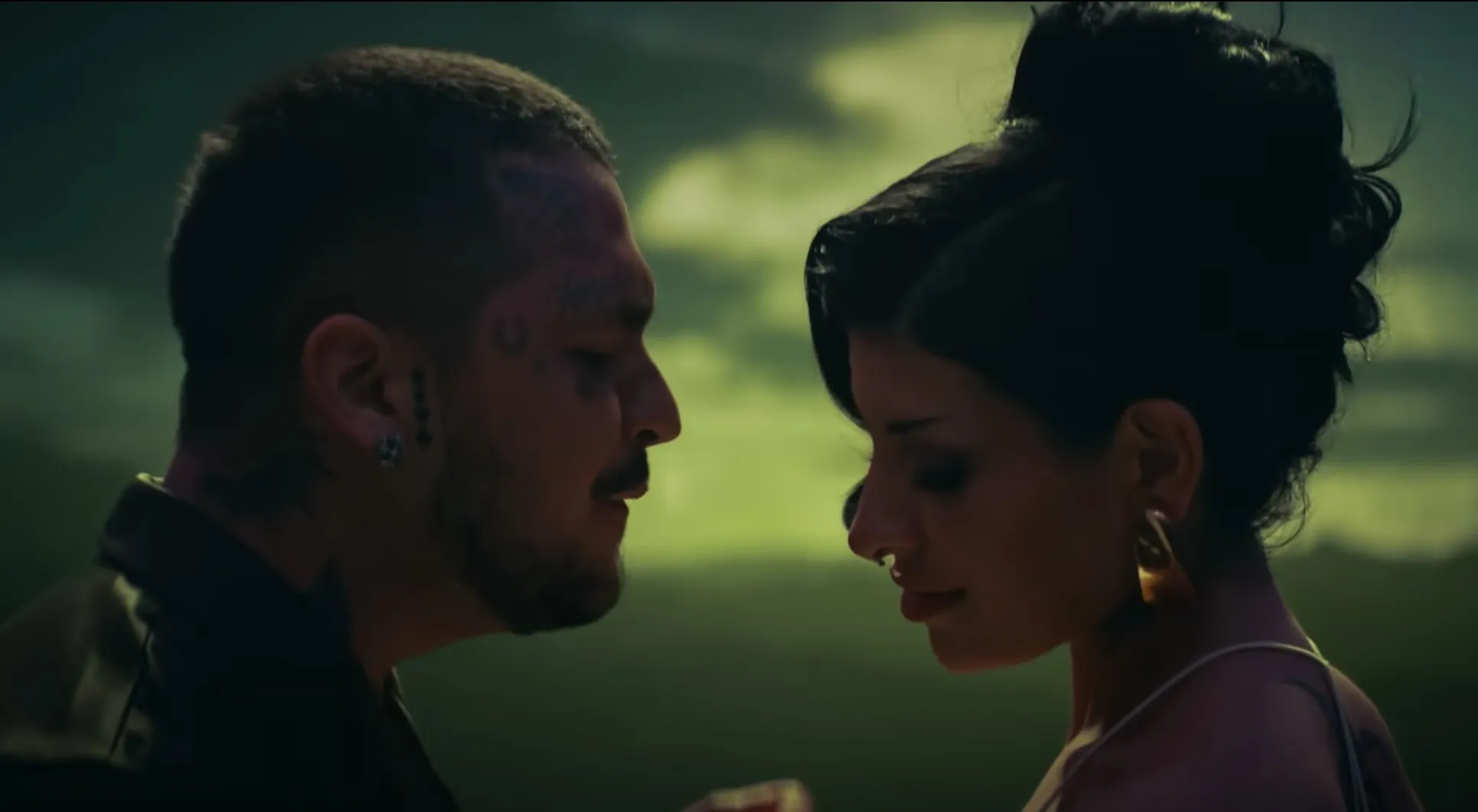 Nodal y Cazzu en el video promocional del tema &quot;Cazzualidades&quot;.