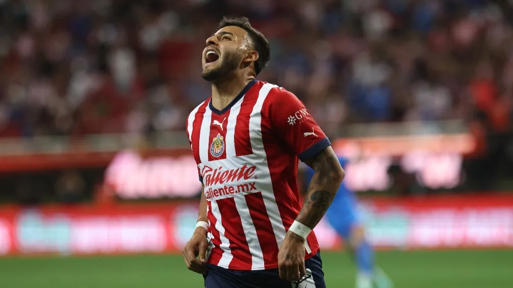 Alexis Vega en partido con Chivas