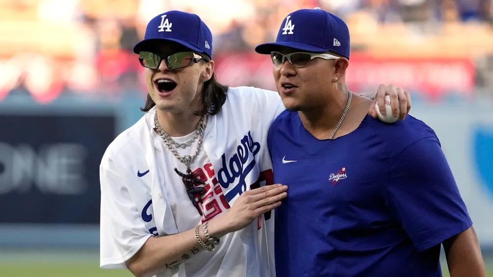 Peso Pluma junto a Julio Urías