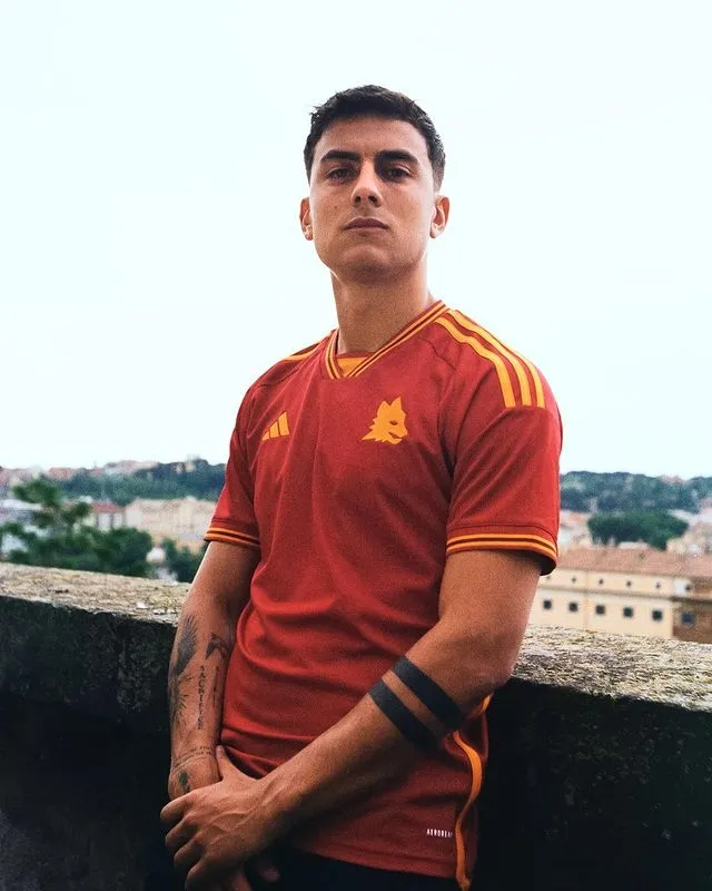 Dybala con la nueva playera de la Roma