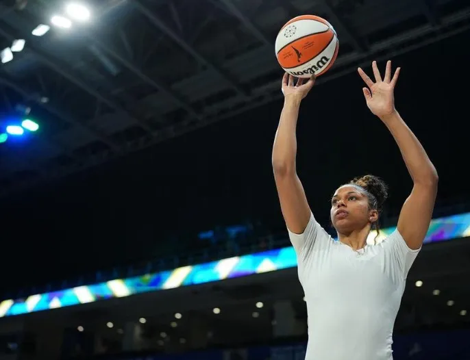 Evina J Westbrook realiza un tiro